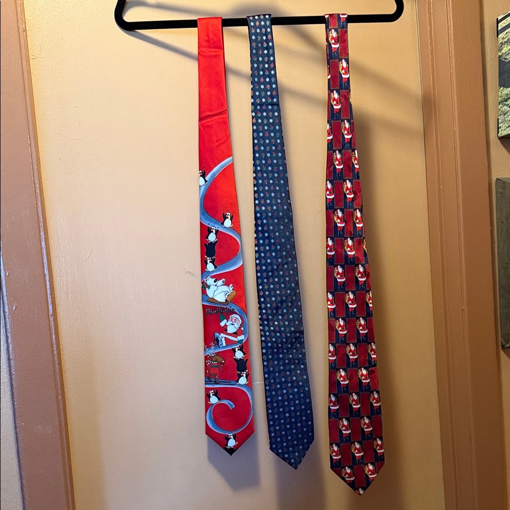 Beautiful Christmas ties . Great for the holidays red,white, green, navy blue